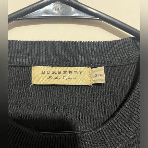 Burberry Black Crewneck with Red and Beige Accents - Picture 4 of 8